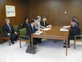 写真：福祉向上キャンペーン「制度・政策要求」を北海道知事に提出